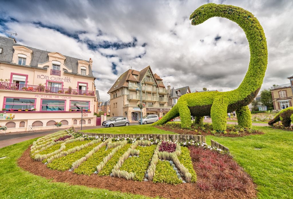 Saurier-Alarm in der Normandie: Villers-sur-Mer besitzt ein reiches paläontologisches Erbe. Foto: Adobe Stock