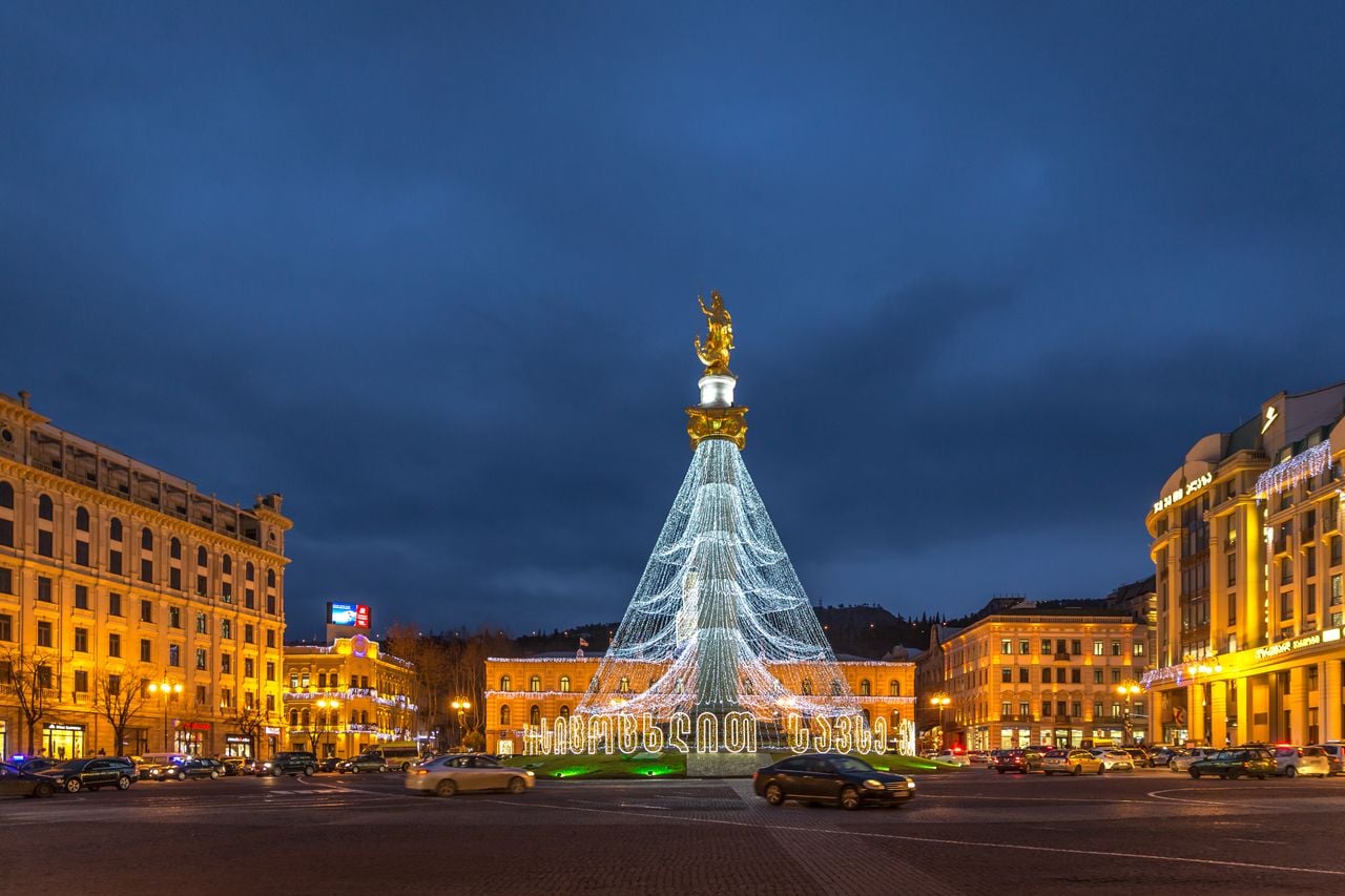 Weihnachtszauber in der Hauptstadt Georgiens. Foto: Adobe Stock