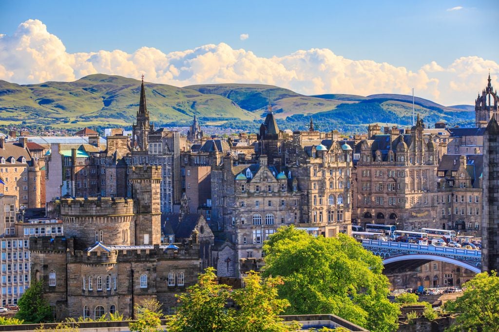 Edinburgh Historische Altstadt vor Hügellandschaft: Kein Wunder, dass diese Stadt inspiriert. Foto: Adobe Stock