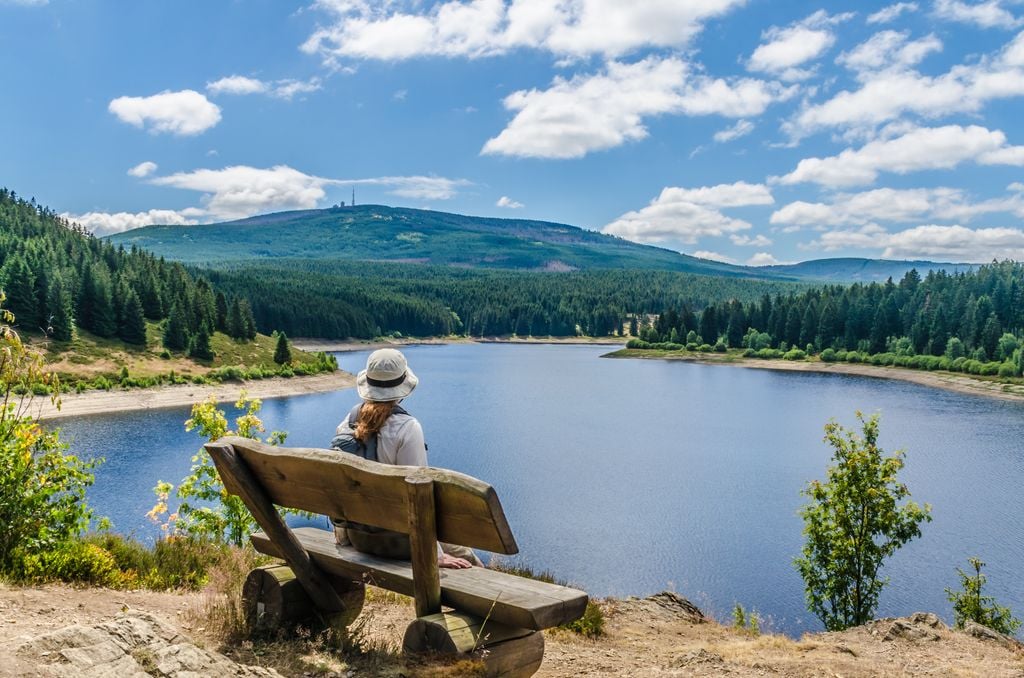 Einst verlief im Wasser eine Staatsgrenze: Blick über den See auf den Brocken. Foto: Adobe Stock