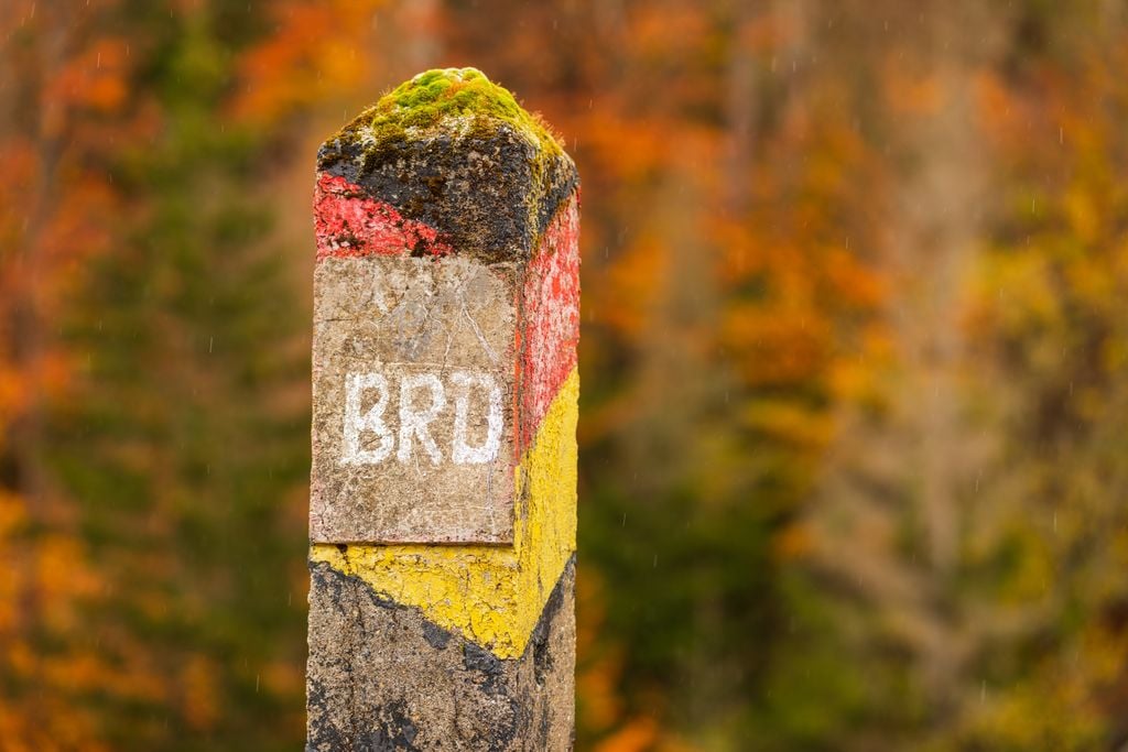Ein erhaltener Grenzpfahl erinnert an die Zeit der zwei Staaten. Foto: Christian Schwier/Adobe Stock