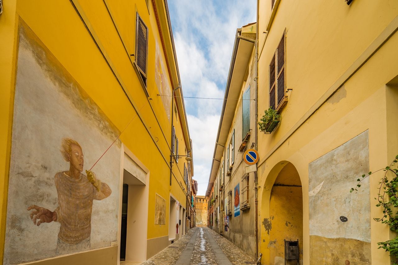 Kunst am Bau: Dozza besitzt die womöglich ungewöhnlichste Galerie Italiens. Foto: Adobe Stock