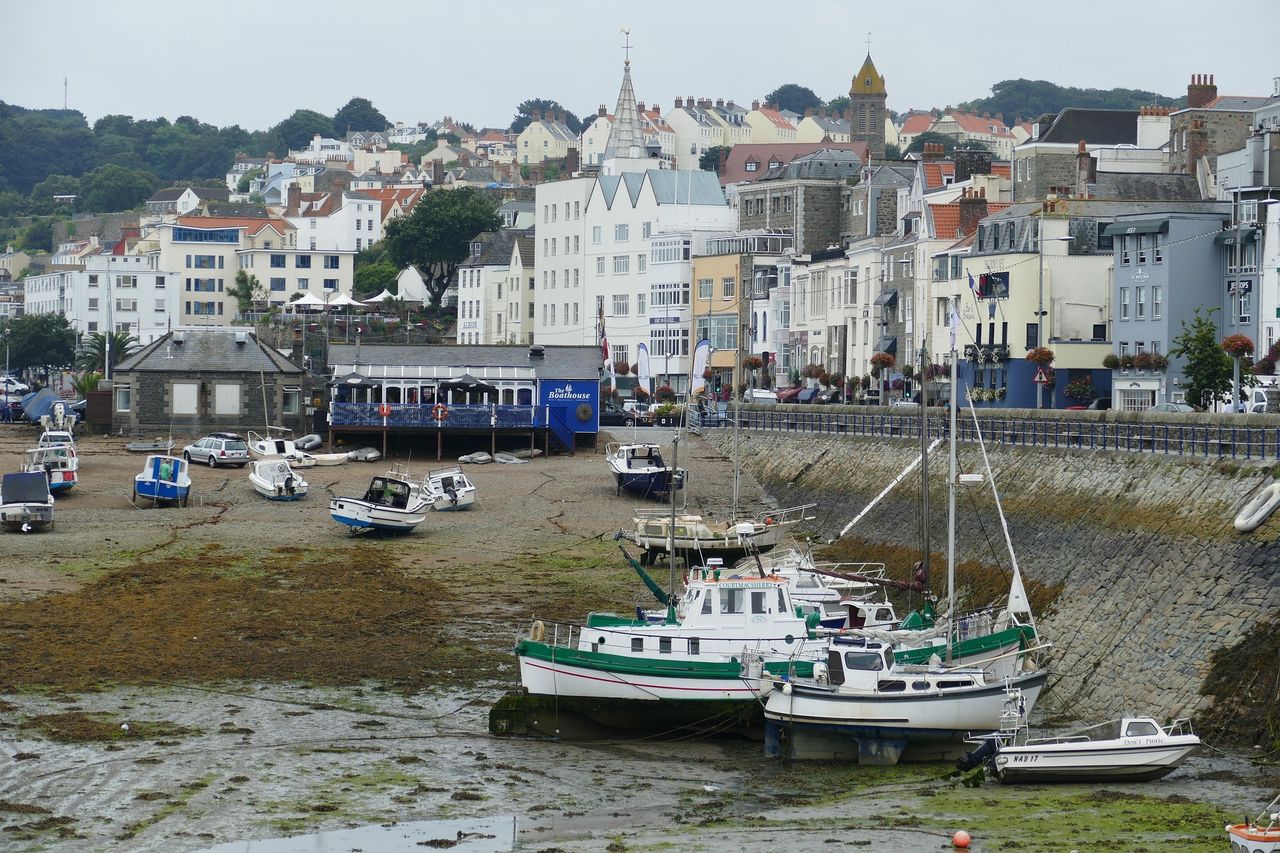 Bei Ebbe liegt der Hafen der Insel-Hauptstadt St. Peter Port trocken. Foto: Pixabay