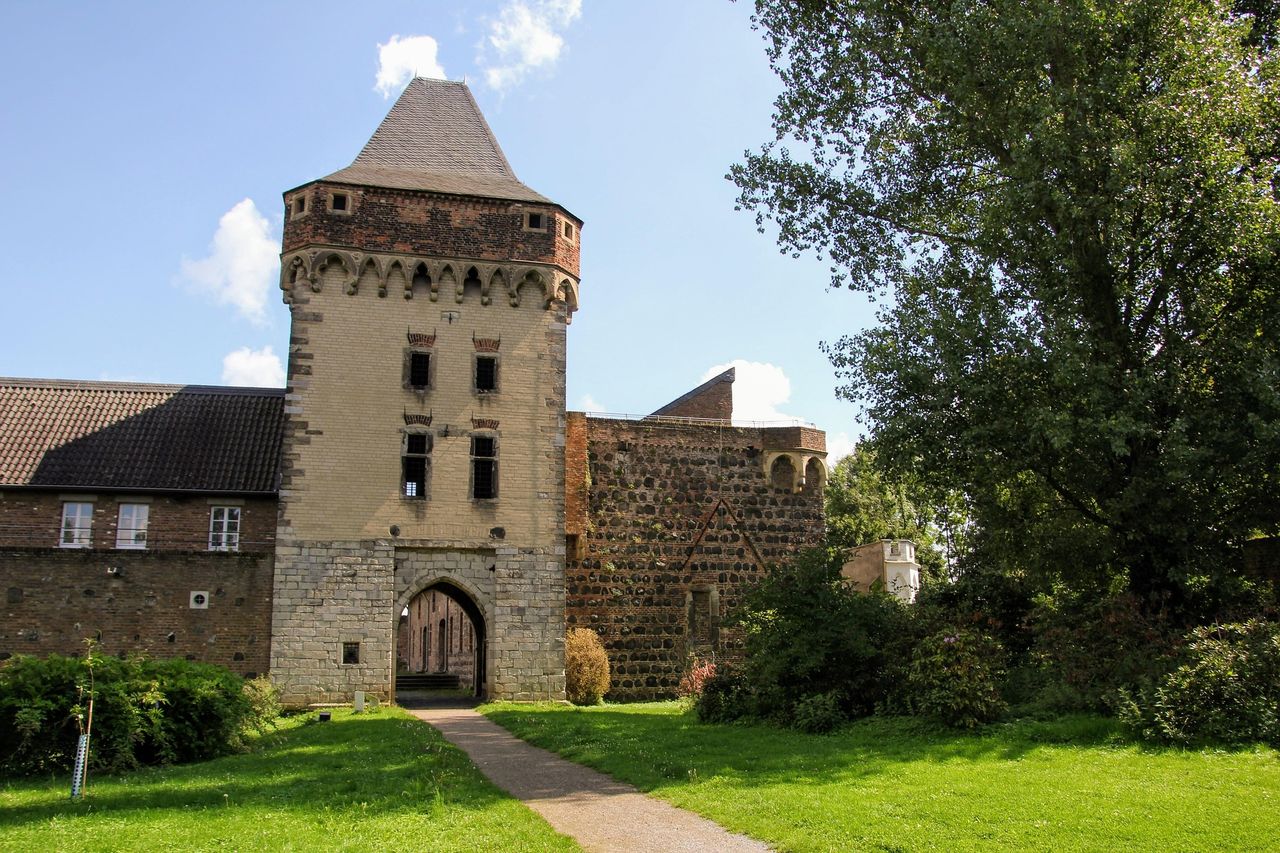 Burg und Stadtmauer von Zons haben Jahrhunderte überdauert.