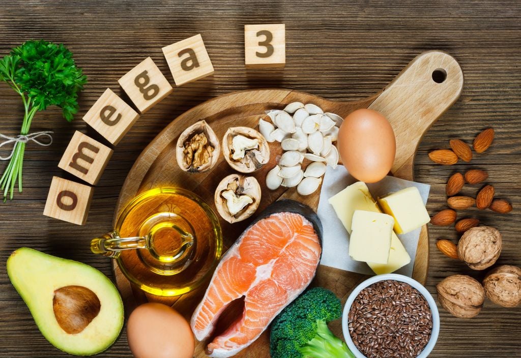 Variedade de alimentos ricos em ómega 3 sobre uma mesa de madeira. Variedade de alimentos ricos em ómega 3 sobre uma mesa de madeira.
