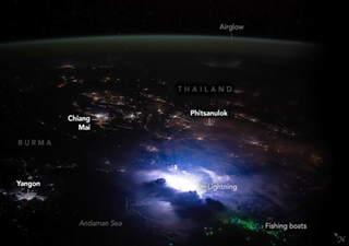 Diferentes luces del sudeste asiático fueron fotografiadas desde la EEI-ISS con un impresionante relámpago