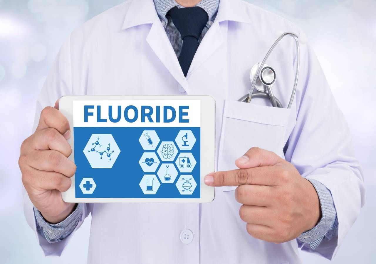 A adição de flúor na água de abastecimento público, denominada fluoretação, é uma estratégia da saúde pública para a redução da cárie dentária na população.