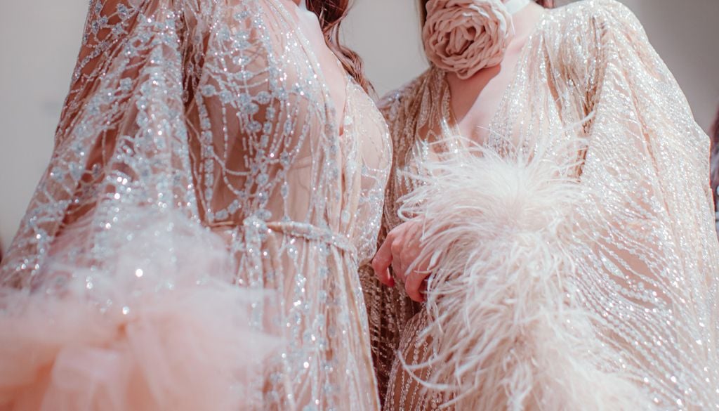 Mode Vêtements Plumes Luxe Femme Après la fourrure, la peau exotique maintenant les plumes d'oiseaux sauvages…