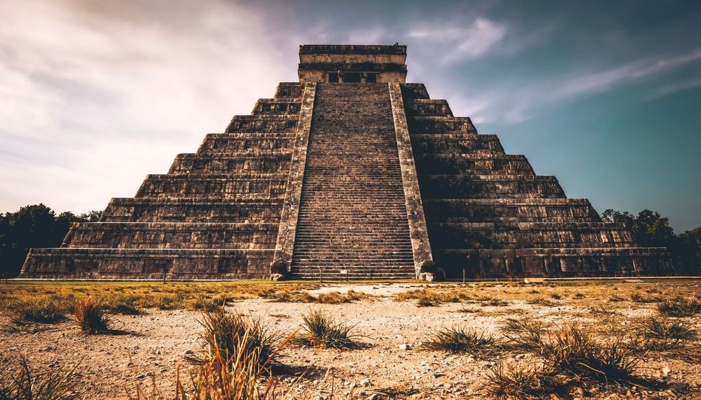 El castillo de Chichén Itzá La imponente pirámide del Castillo del complejo arqueológico maya de Chichén Itzá, en Yucatán, México.