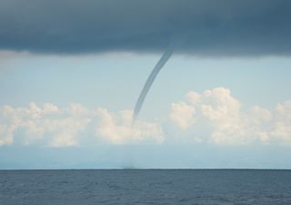 DMC advierte sobre potencial para desarrollo de tornados y trombas marinas en cinco regiones de Chile