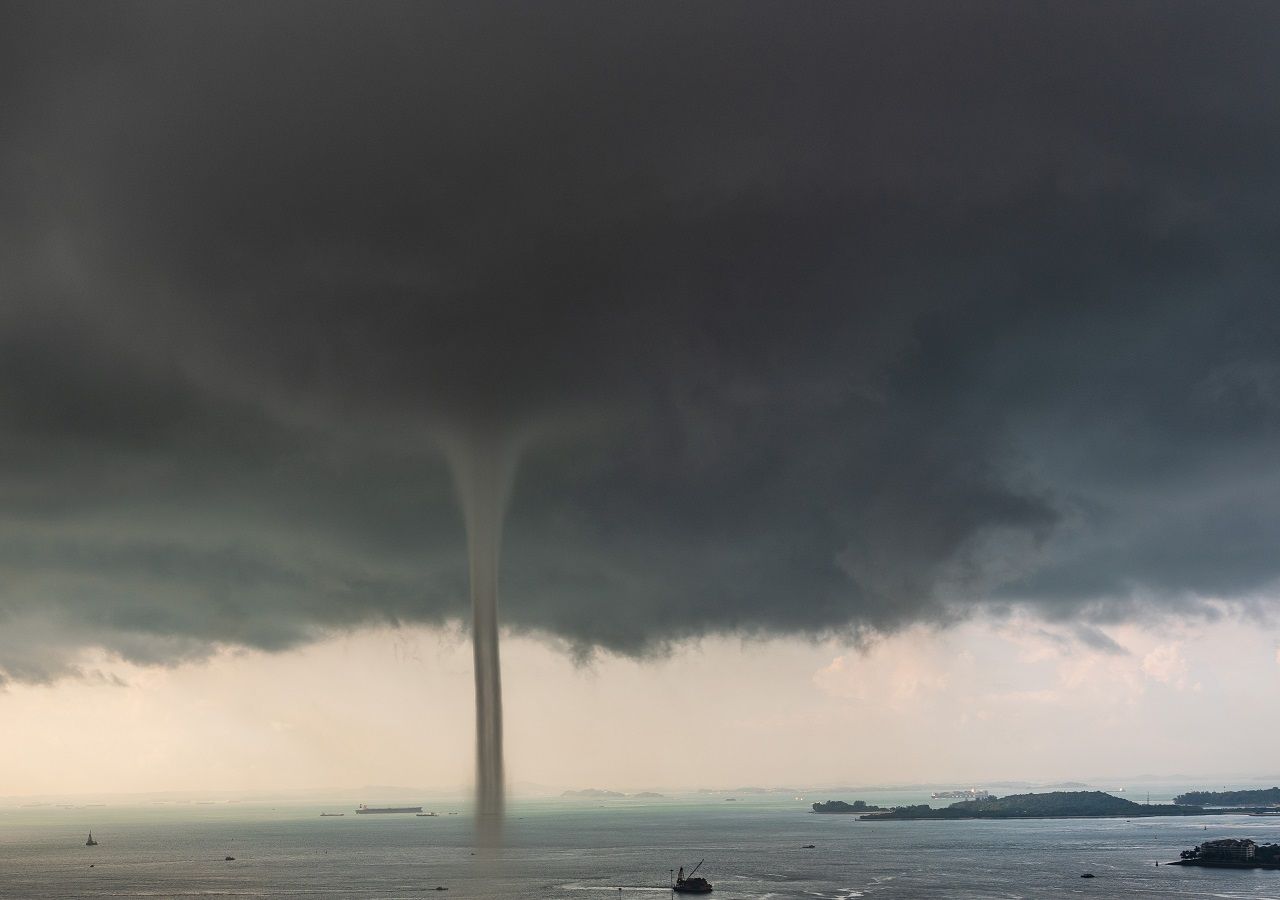 Una tromba marina y un tornado se forman desde el mismo tipo de nube, asociado a inestabilidad. El primero sobre el océano, el segundo sobre tierra.