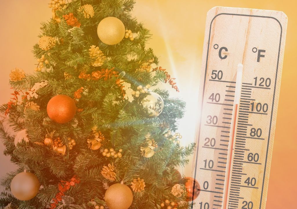 árbol de navidad y termómetro que marca 40 grados Celsius