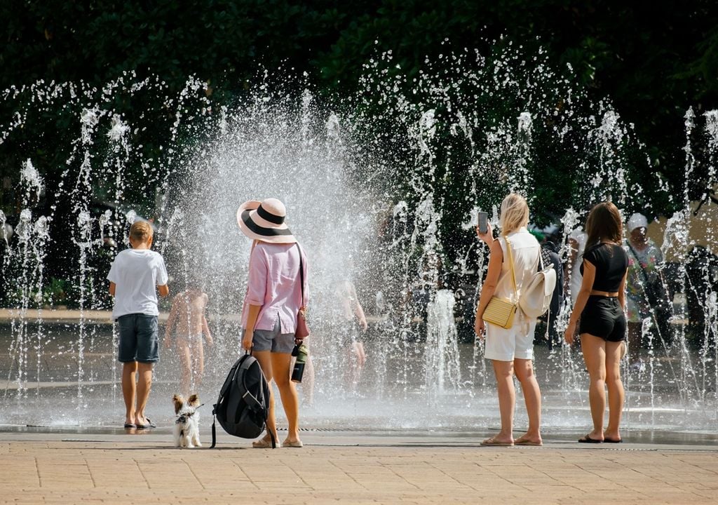 personas frente a una fuente o pileta de agua