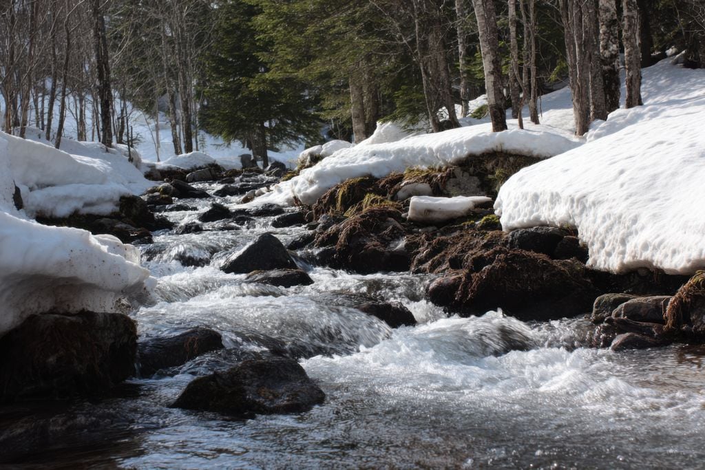 Lo zero termico da oggi è in rapida ascesa verso i 2400-2600 metri e, nel corso del fine settimana, oscillerà intorno ai 2800-3000 metri. Se ne deduce che l'intero manto nevoso, fino alle vette appenniniche più elevate, sarà sottoposto a rapida e intensa fusione.