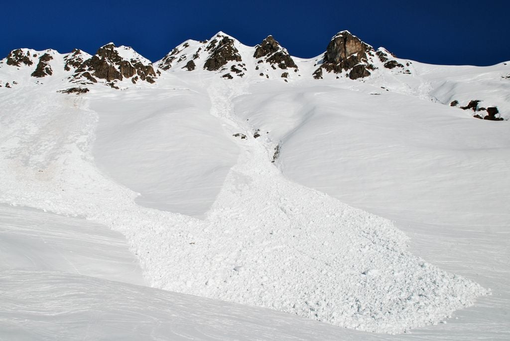I bollettini neve e valanghe emessi oggi dal Servizio Meteomont, indicano un livello di pericolo fino a 4 (Forte), con il rischio concreto di distacchi spontanei di neve umida e pesante, perciò si sconsiglia vivamente ogni attività al di fuori delle piste battute.