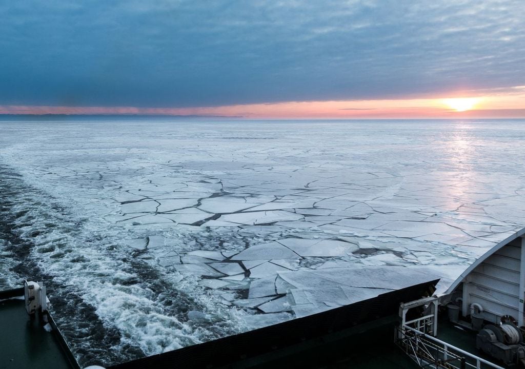 Una delle conseguenze più insidiose, tuttavia, riguarda la circolazione atmosferica. La perdita di ghiaccio artico altera il bilancio termico del pianeta, destabilizzando la corrente a getto polare.