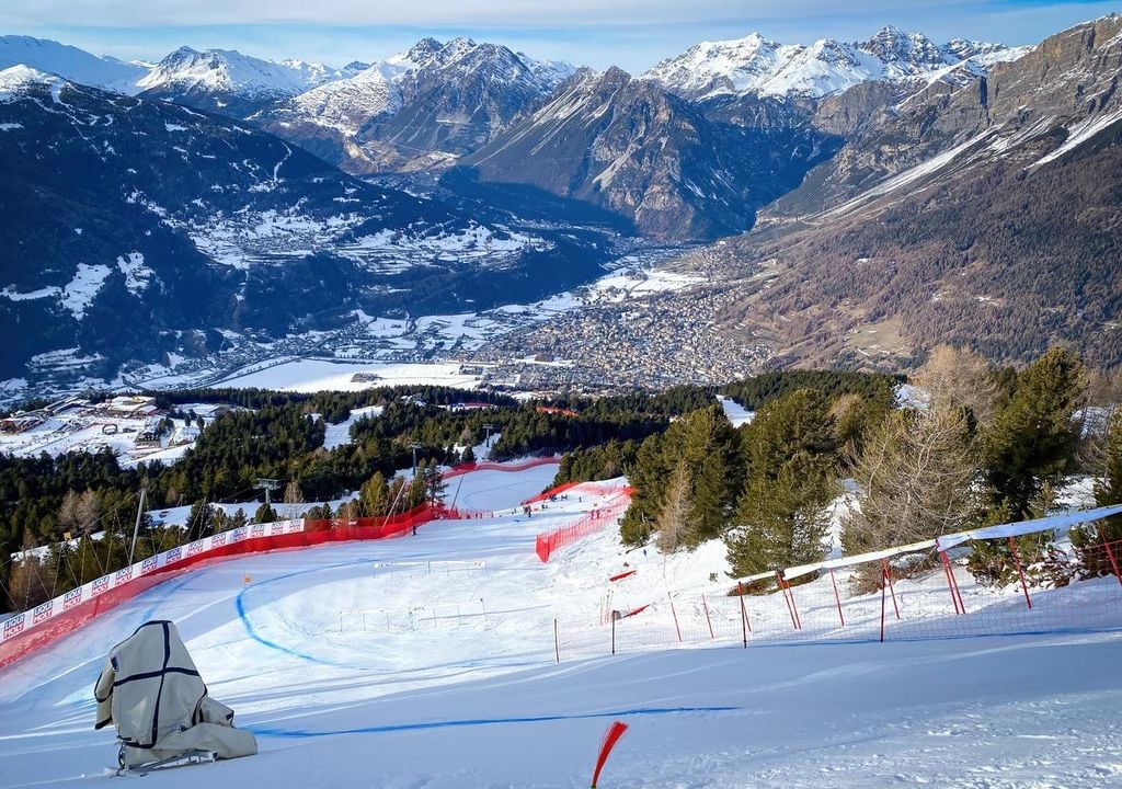 La neve sulla Stelvio di Bormio viene preparata con la tecnica della barratura, iniettando acqua nel manto per trasformarlo in un blocco di ghiaccio marmoreo e uniforme