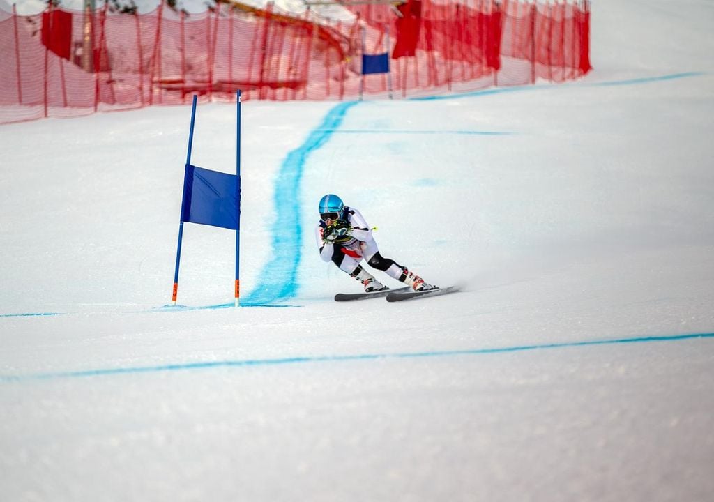 Rispetto allo slalom, che premia l'agilità e il ritmo tra pali stretti, la discesa esalta la capacità di gestire la velocità mantenendo una stabilità assoluta tra poche porte direzionali distanziate e la ricerca costante della linea più corta e veloce tra partenza e traguardo.