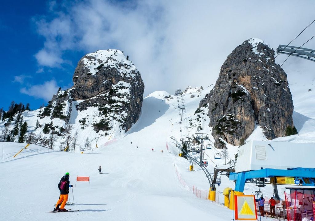 L'Olimpia delle Tofane a Cortina d'Ampezzo è un tracciato ritmato e iconico, celebre per lo scenografico passaggio del Punta Schuss, dove le atlete sfrecciano in un imbuto naturale tra due imponenti muraglioni di roccia dolomitica.