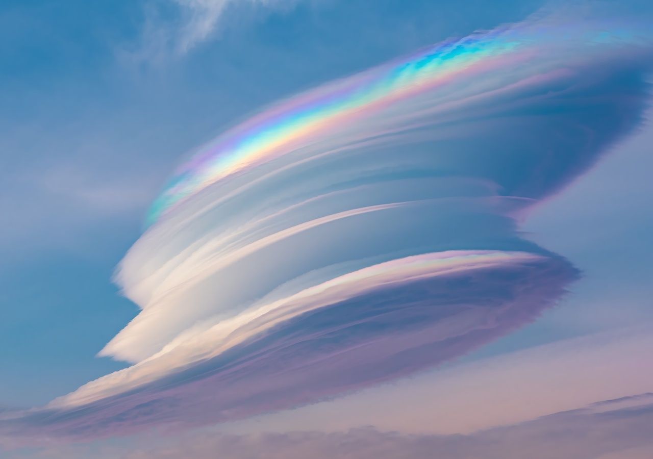 Ecco un esempio di nubi lenticolari. La loro composizione varia in base alla quota e alla temperatura: possono essere costituite da goccioline d'acqua super-raffreddata (sopraffuse) o, alle quote più alte, da minuscoli cristalli di ghiaccio.