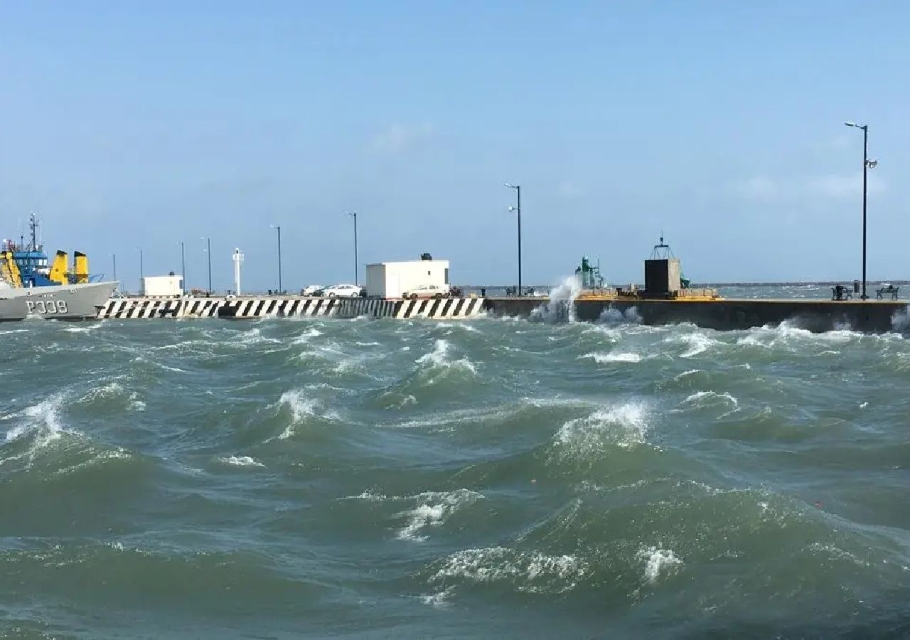 Viento del norte se intensificó este sábado en el litoral de Veracruz. Fotografía: @xeunoticias