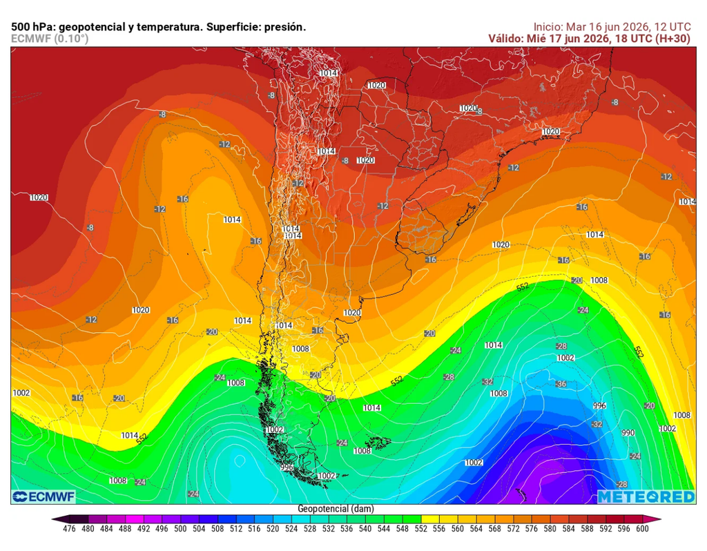 La configuración en 500 hPa muestra la presencia de una vaguada en altura frente al norte y centro de Chile, condición que favorecerá viento, inestabilidad y nevadas cordilleranas desde el miércoles.