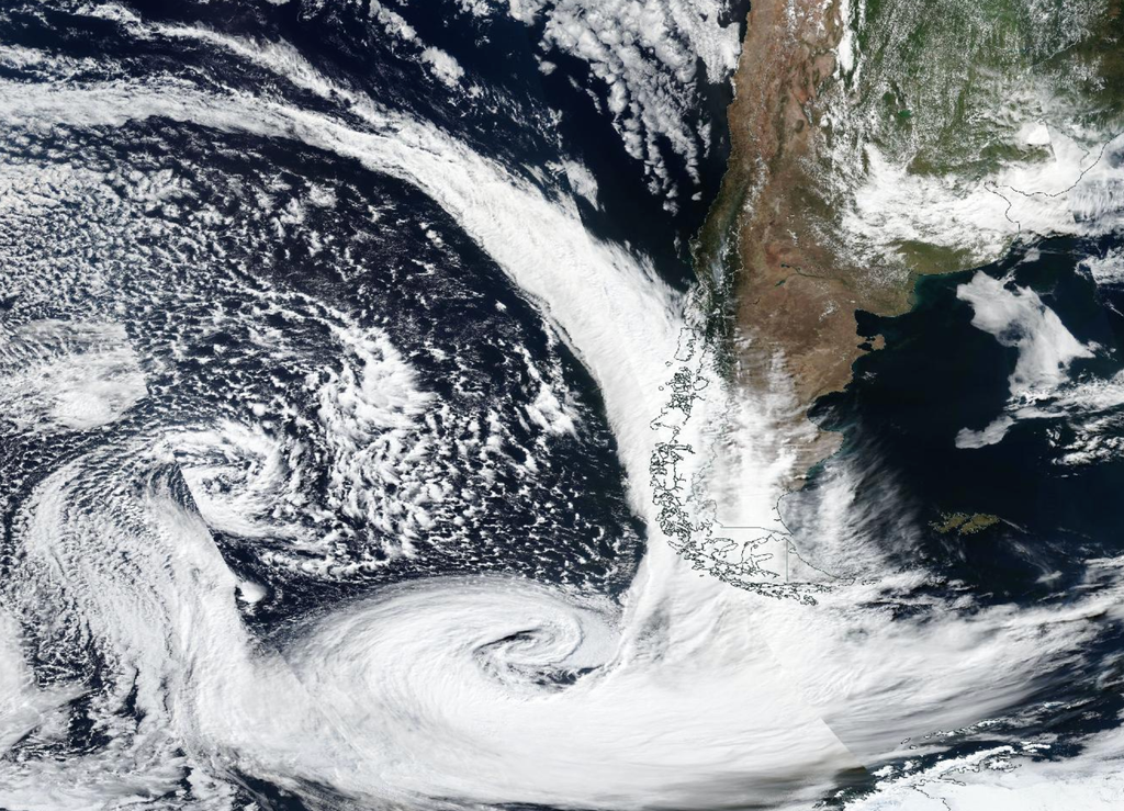 Sistema frontal Grandes sistemas frontales afectaron a Chile durante el mes de marzo. Una imagen típica de invierno. Fuente: NASA.