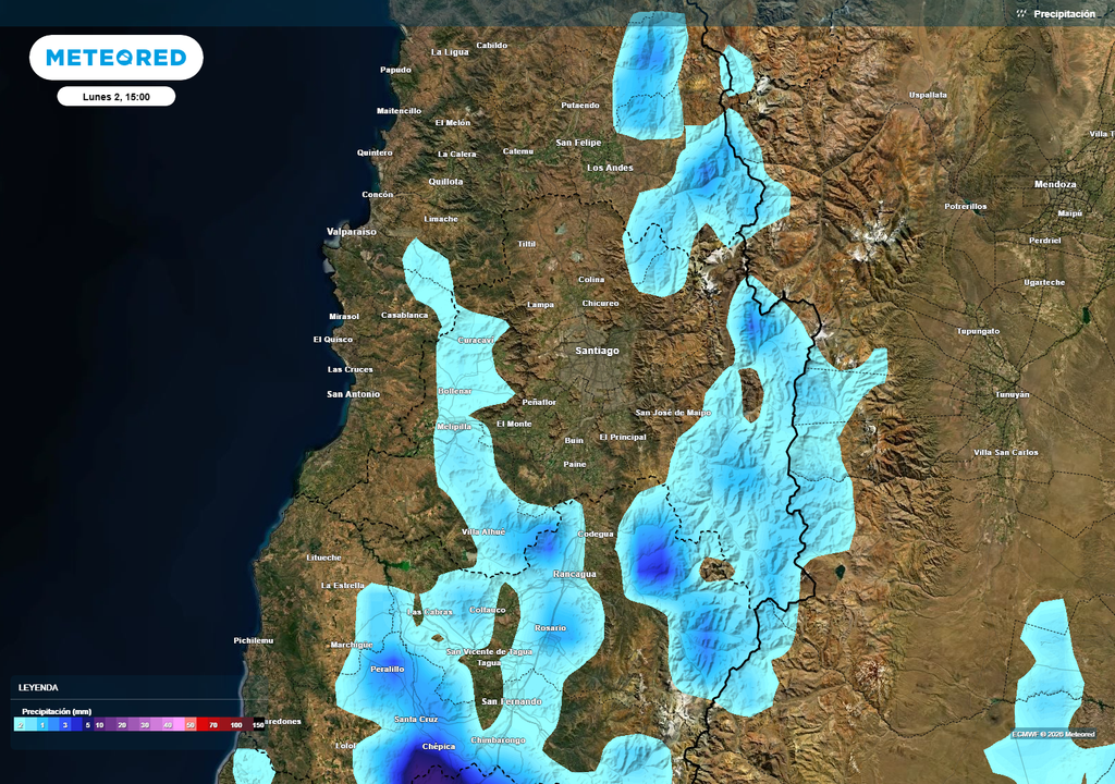 Lluvias débiles y dispersas en la Región Metropolitana y O’Higgins, con mayor presencia en sectores precordilleranos y cordilleranos, mientras el grueso del sistema se concentra más al sur.
