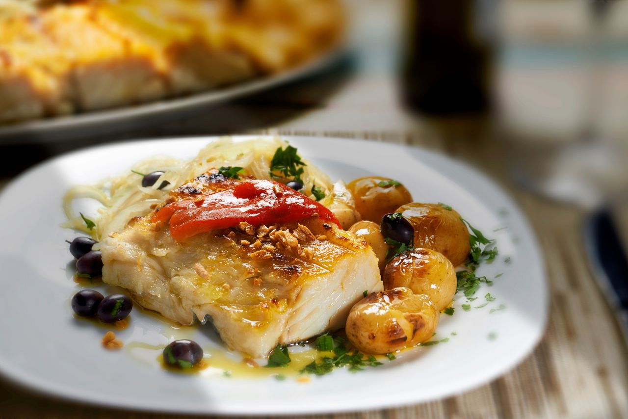 O "fiel amigo" (Gadus Morhua) da mesa dos portugueses é pescado em águas gélidas e inóspitas do Atlântico Norte e consegue ser recriado, na culinária nacional, em mais de um milhar de receitas.