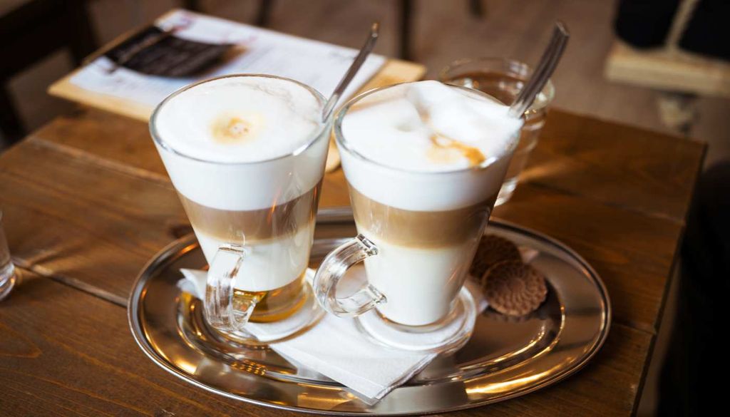 Em Viena, o café é um ritual elegante, servido em salões históricos onde tradição, arte e conversa se encontram numa atmosfera intemporal.