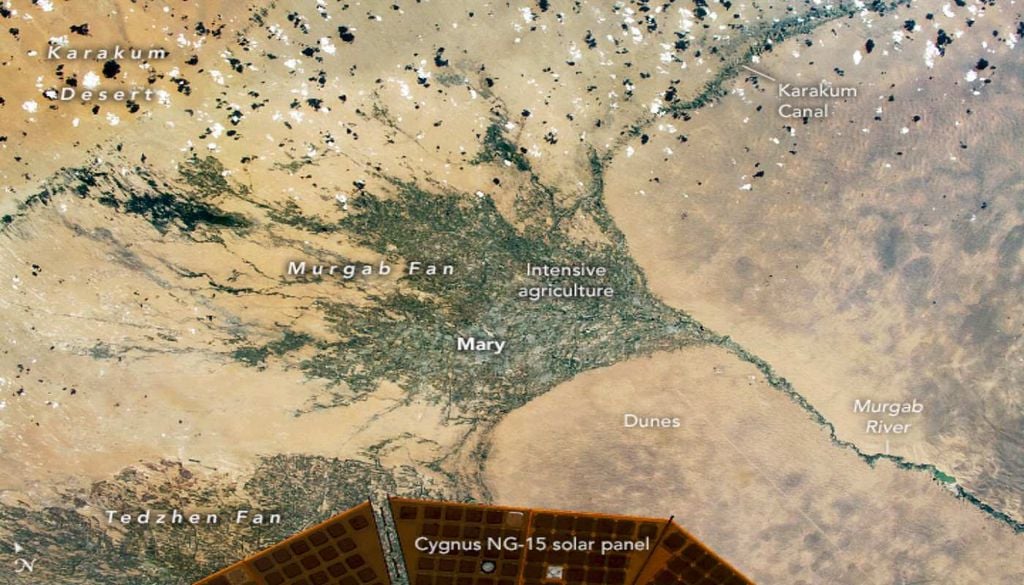 Imagem de satelite do canal de Karakum Um troço do canal de Karakum no Turquemenistão destaca-se na paisagem desértica pela faixa verde que acompanha o seu percurso. Fonte: NASA.GOV