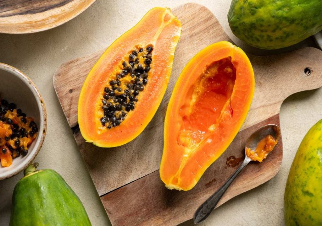 Mamão O mamão é uma fruta tropical de polpa alaranjada, rica em vitamina C e antioxidantes, cultivada em regiões de clima quente e cada vez mais produzida em Portugal.
