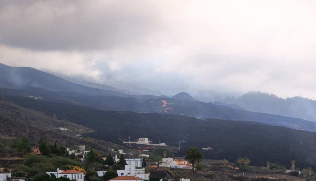 Vulcão em erupção Sismos, deformações do solo e emissões de gases são alguns dos sinais monitorizados antes de uma erupção vulcânica, segundo os cientistas.