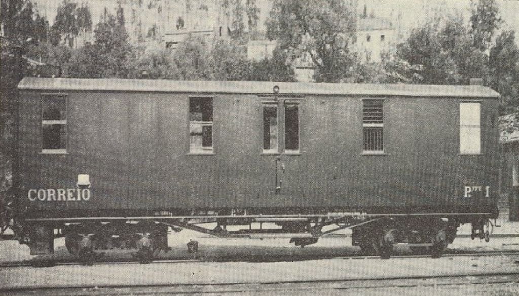 Ambulância-postal da Linha do Vouga As ambulâncias postais entraram em serviço em 1866 para fazer triagem, processamento e transporte de correio. Foto: ambulância postal da Linha do Vouga, domínio público, via Wikimedia Commons