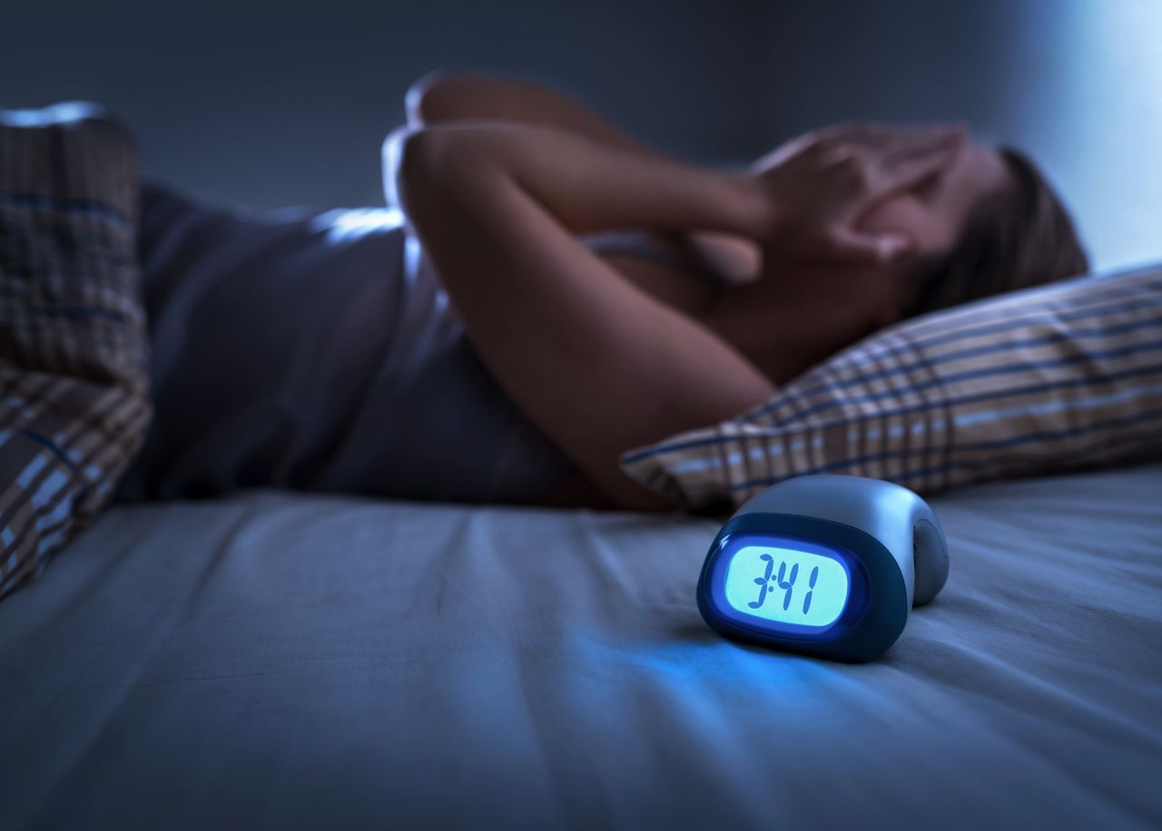 Los estudios muestran que las mujeres reportan una peor calidad de sueño y un mayor riesgo de insomnio en diferentes etapas de la vida en comparación con los hombres.