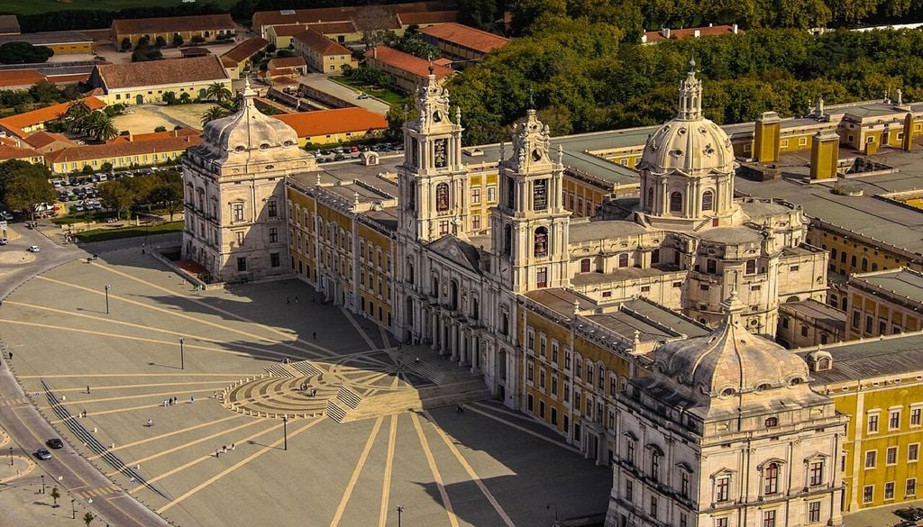 Palácio de Mafra O Palácio Nacional de Mafra é o maior monumento nacional, com mais de 1200 divisões, 156 escadarias e dezenas de pátios e saguões. Foto: Pedro S Bello, obra do próprio, CC BY-SA 4.0, via Wikimedia Commons