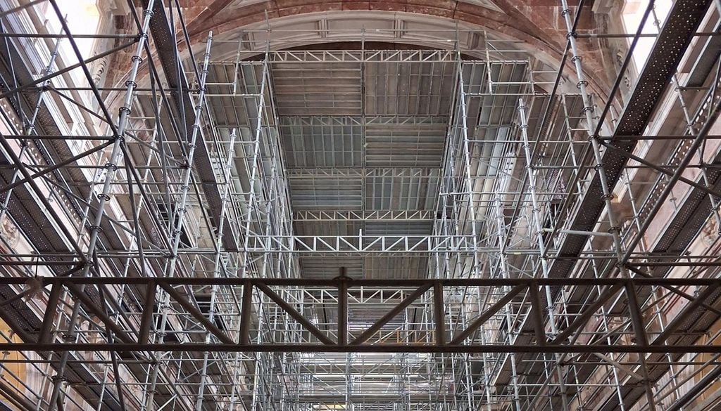 Nave central do Mosteiro de Mafra Obra de conservação e restauro da nave da Basílica do Palácio de Mafra. Foto: reprodução de Facebook/Palácio Nacional de Mafra