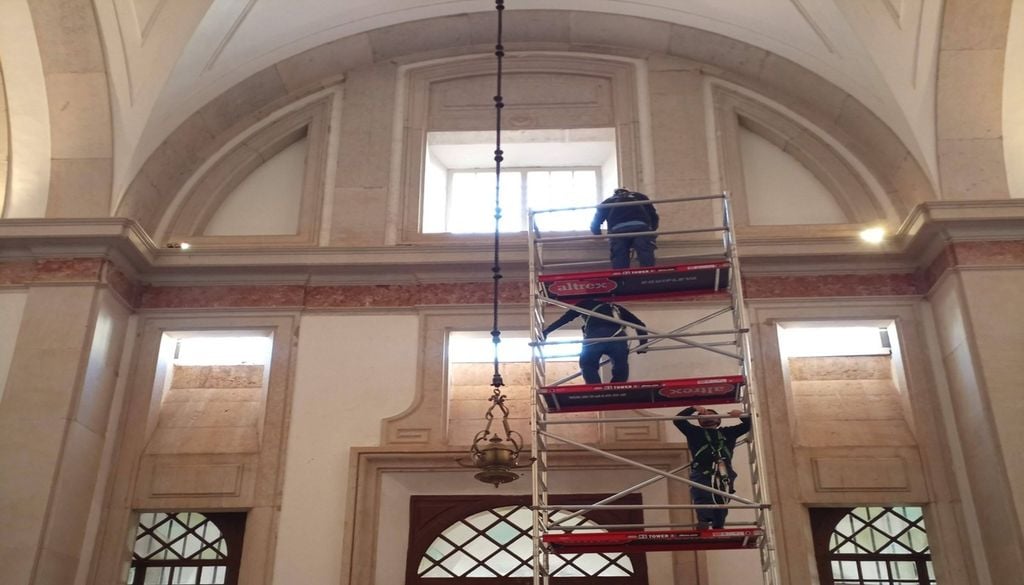Obras de restauro do Palácio de Mafra O desafio no restauro não foi apenas preservar, mas adaptar os trabalhos e instalar equipamentos e andaimes sem provocar danos. Foto: reprodução de Facebook/Palácio Nacional de Mafra