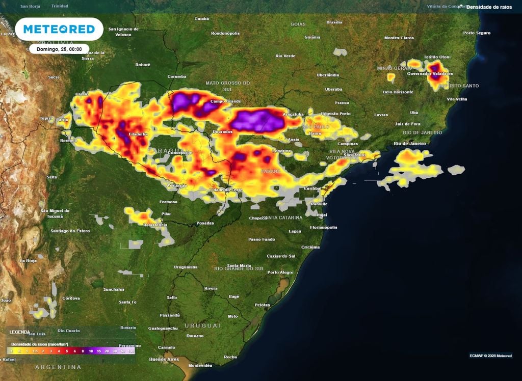 Áreas com grande potencial para tempestades na madrugada de domingo (25), de acordo com o modelo ECMWF.