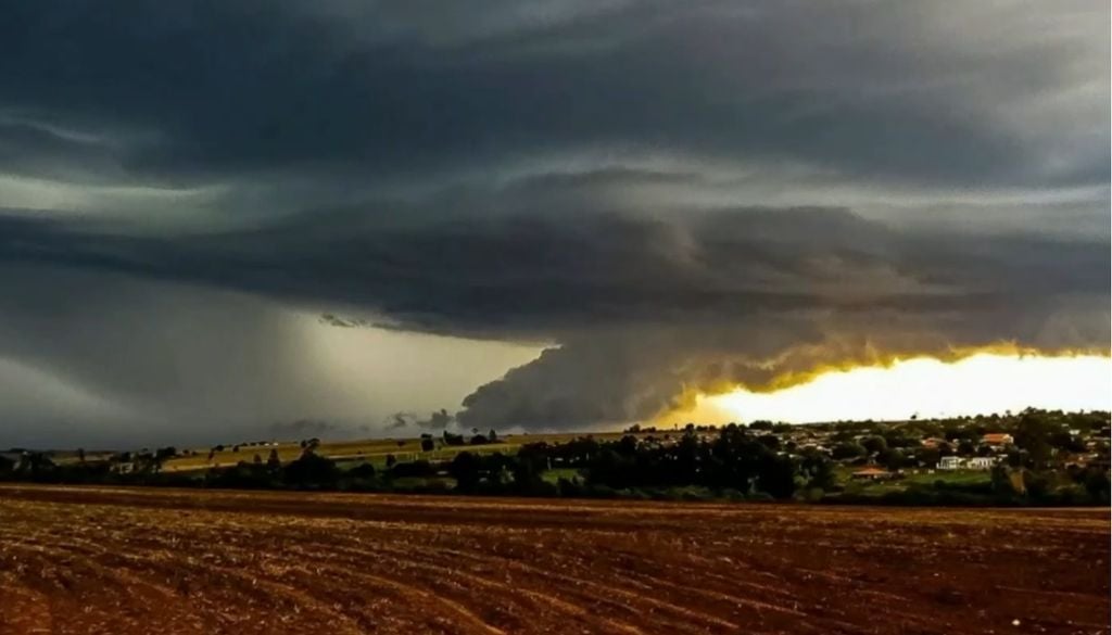 Imagem da supercélula que gerou condições severas, incluindo tornado, em Francisco Alves (PR). Crédito: Mizael Muniz/Michel Raimondi.
