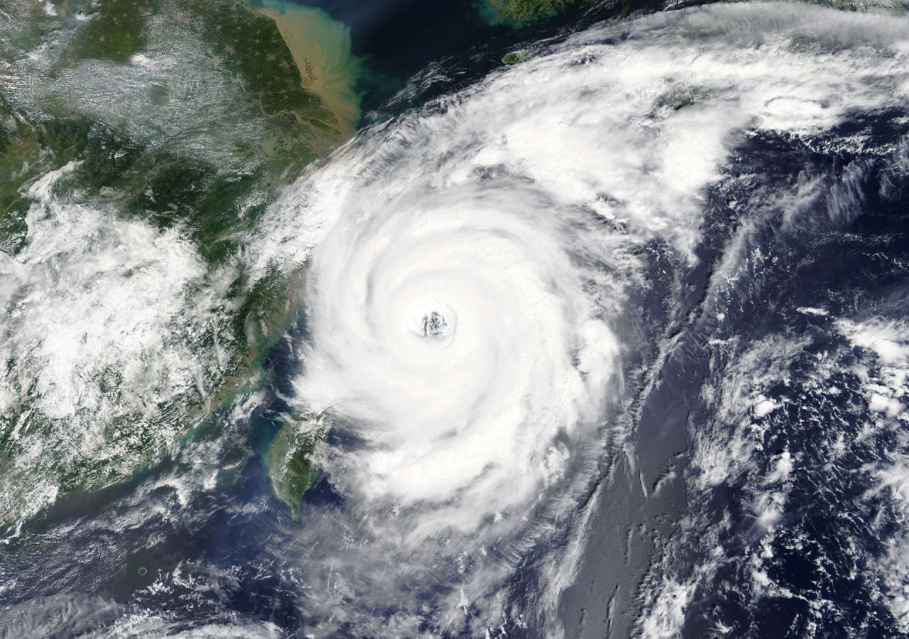 Imagem de um tufão a afetar Taiwan, a China e o Japão, com impactes severos no quotidiano da população.