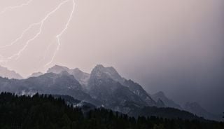 Tra domani e sabato temporali pomeridiani su Alpi e Appennino: tanti fulmini in pianura, le mappe