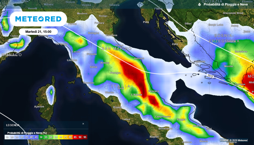 Martedì 21 aprile 2026 avremo una elevata probabilità di piogge in un'ampia fascia che va dalla Romagna alla Puglia. Più elevata su Appennini e area adriatica.