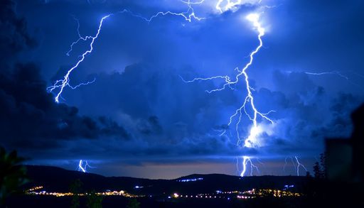 Domani sono previsti temporali con molti fulmini, ma le mappe delle precipitazioni sono quasi vuote: attenzione a questo