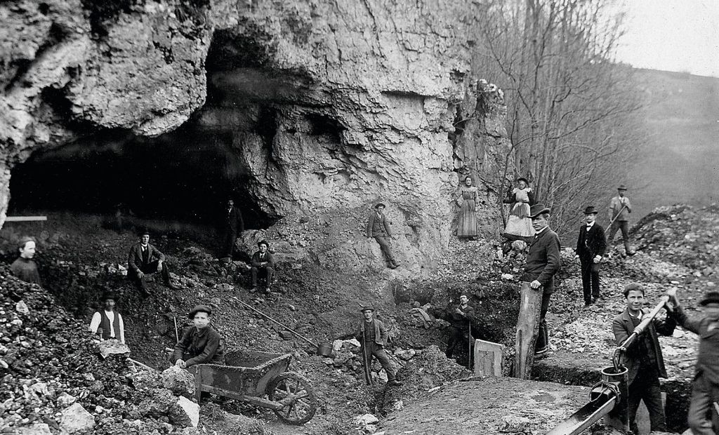 Excavación de la cueva de Kesslerloch en Suiza, uno de los yacimientos estudiados, bajo la dirección de Jakob Heierli en 1903. © Servicio Arqueológico Cantonal (KASH) de Schaffhausen, archivo.