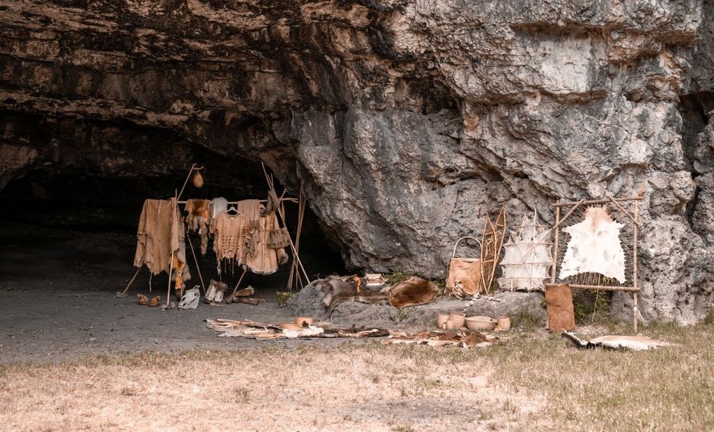 Reconstrucción de la cueva de Kesslerloch Recreación histórica frente a la cueva de Kesslerloch en Thayngen, Suiza. © Servicio Arqueológico Cantonal (KASH) de Schaffhausen, foto: Luisa Kehl.