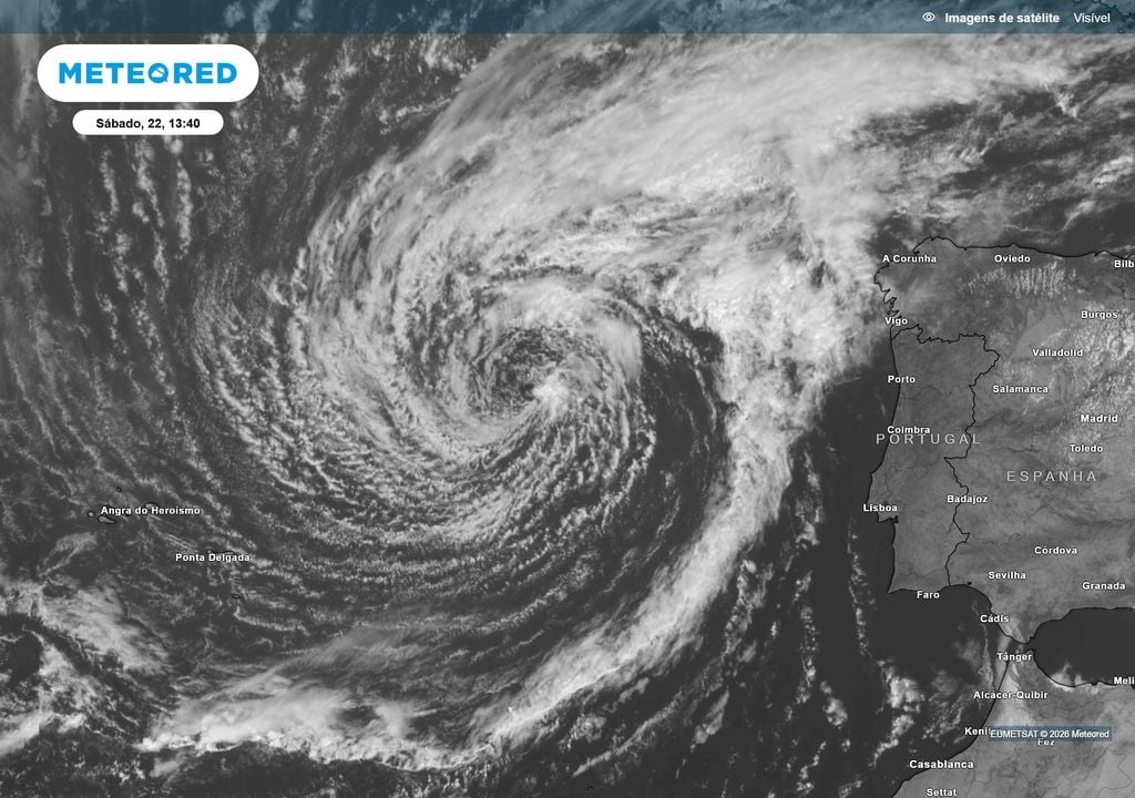 Imagem de satélite (visível) O NHC está a acompanhar a depressão no nordeste do Atlântico, atribuindo-lhe 20% de probabilidade de adquirir características subtropicais ou tropicais antes de se aproximar de Portugal e do noroeste de Espanha.