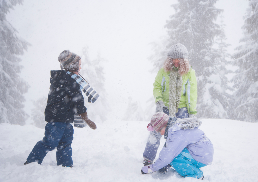 niños jugando con nieve