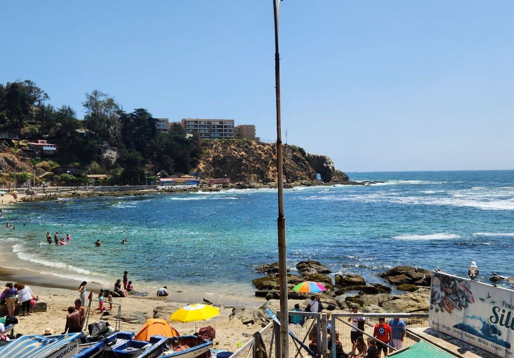Caleta Horcón es un pintoresco pueblo de pescadores en la comuna de Puchuncaví, famosa por su ambiente bohemio y gastronómico. Imagen: Wikipedia.