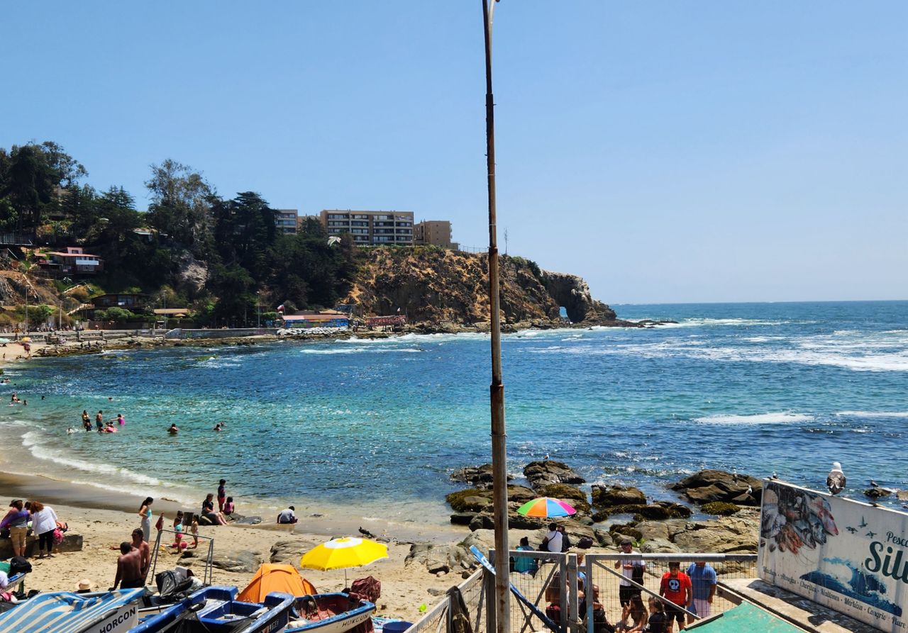 Caleta Horcón es un pintoresco pueblo de pescadores en la comuna de Puchuncaví, famosa por su ambiente bohemio y gastronómico. Imagen: Wikipedia.